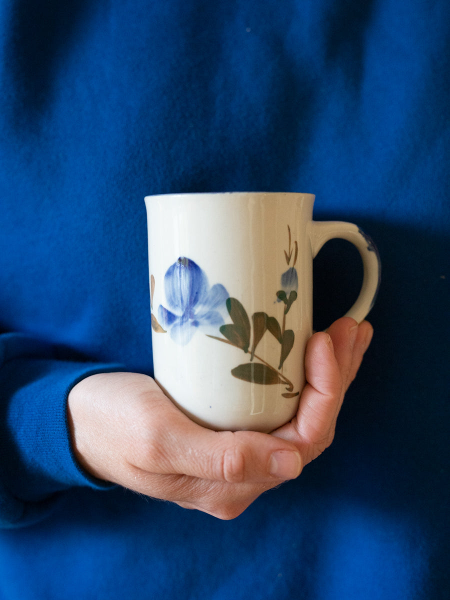 Kopper med blå blomst