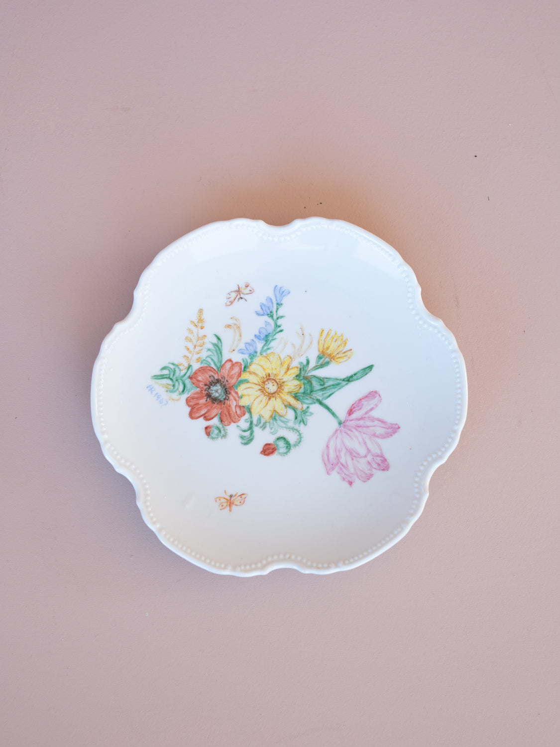 Fat med håndtegnede blomster