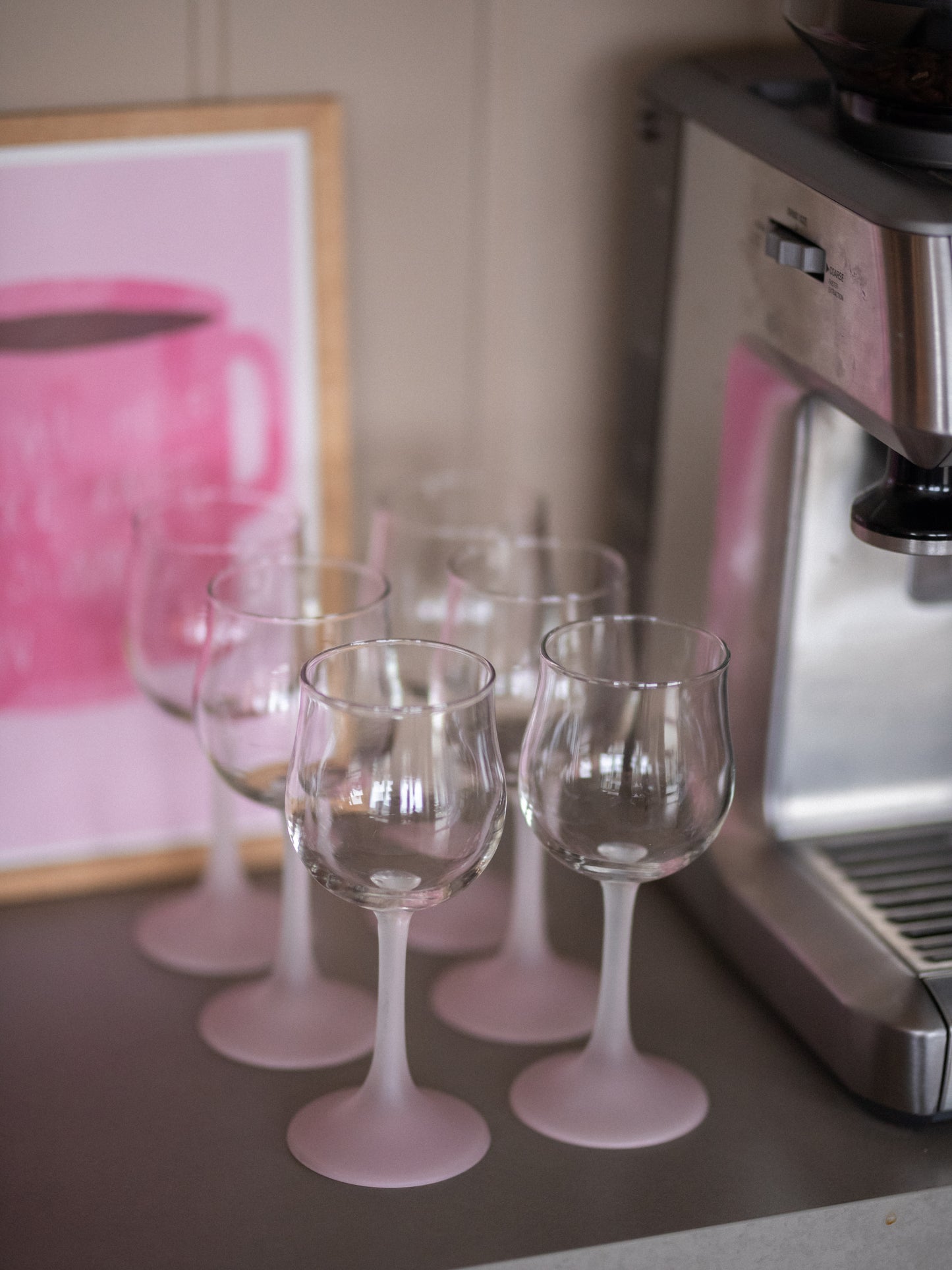 Vinglass med frostet rosa fot