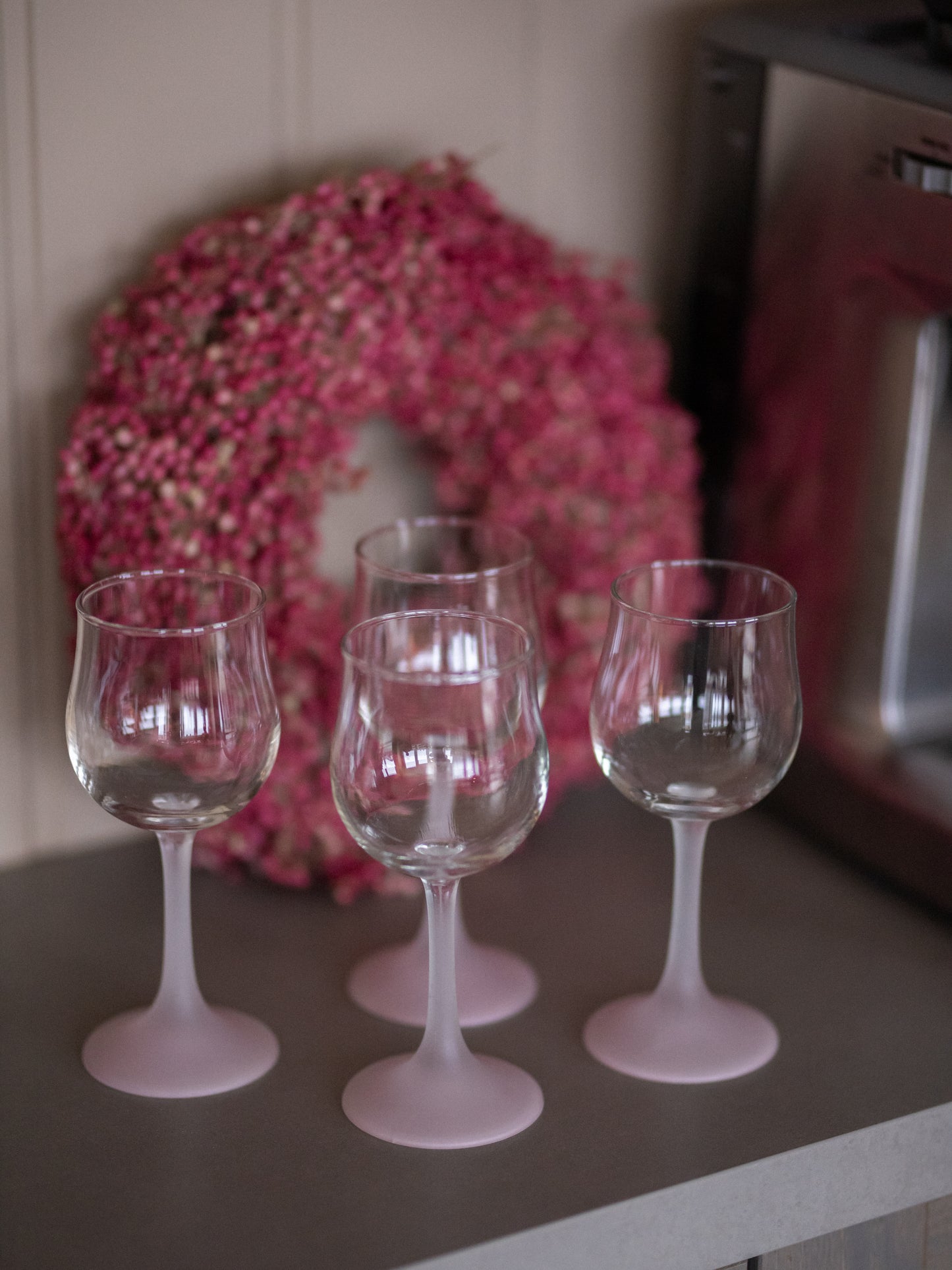 Vinglass med frostet rosa fot