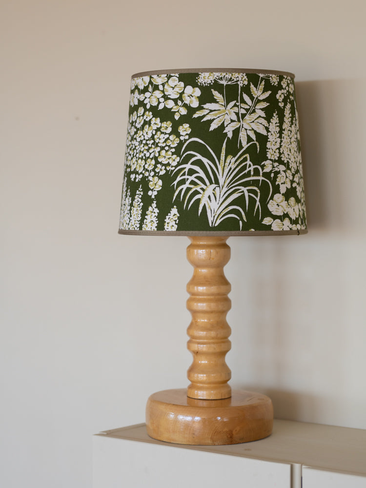 Trelampe med grønn skjerm